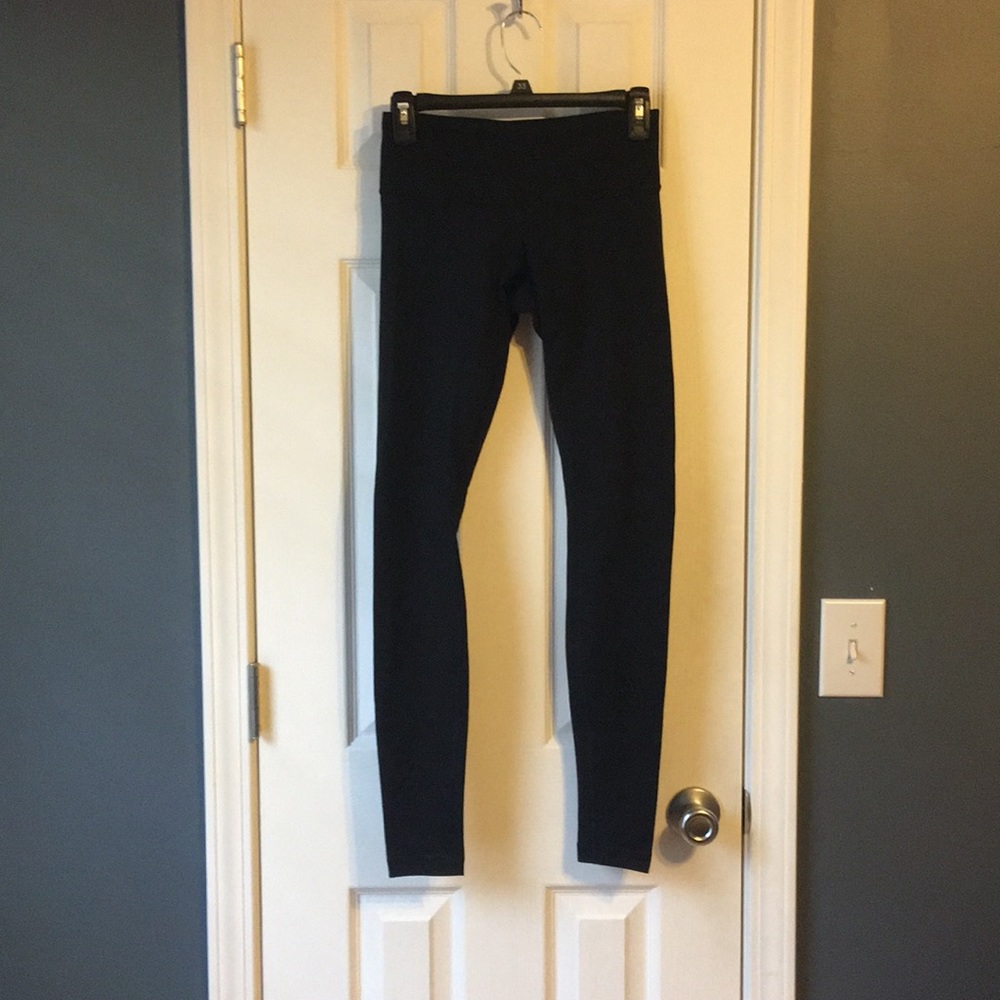 Lululemon Black 7/8 yoga legging right